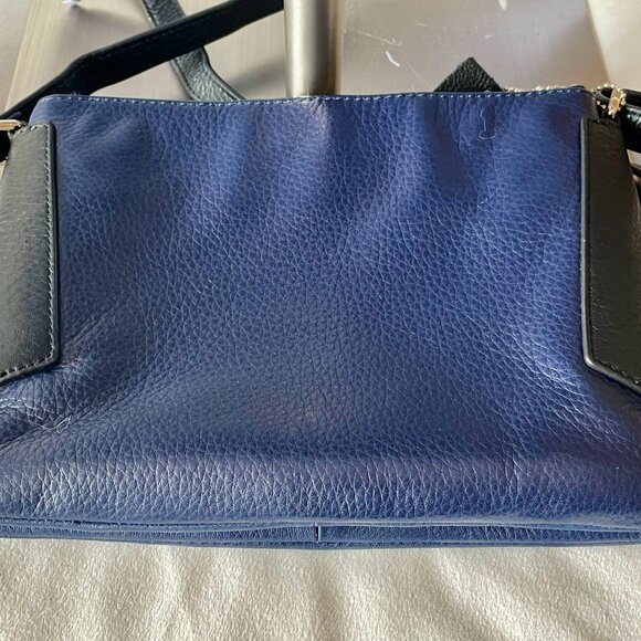 NWOT - Danier Navy & Black 100% Pebble Leather Crossbody Bag with Gold Hardware - Picture 2 of 13